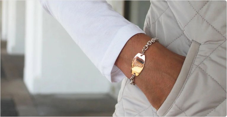 Femme portant un bracelet d’alerte médicale