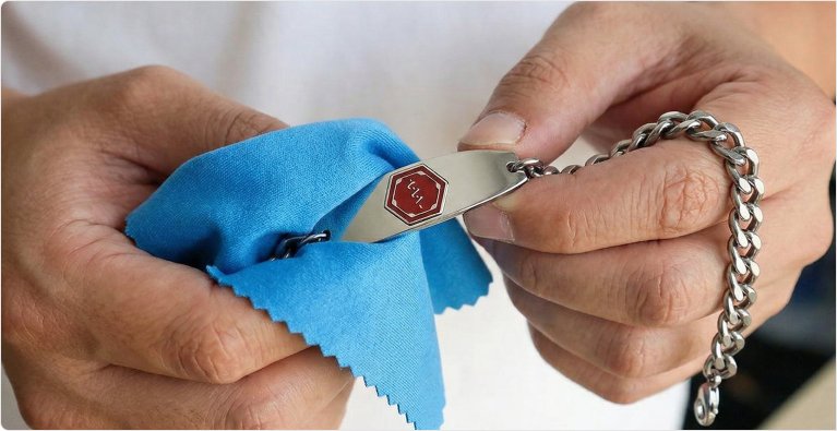 Nettoyage d’un bracelet d’identification médicale avec un linge de polissage
